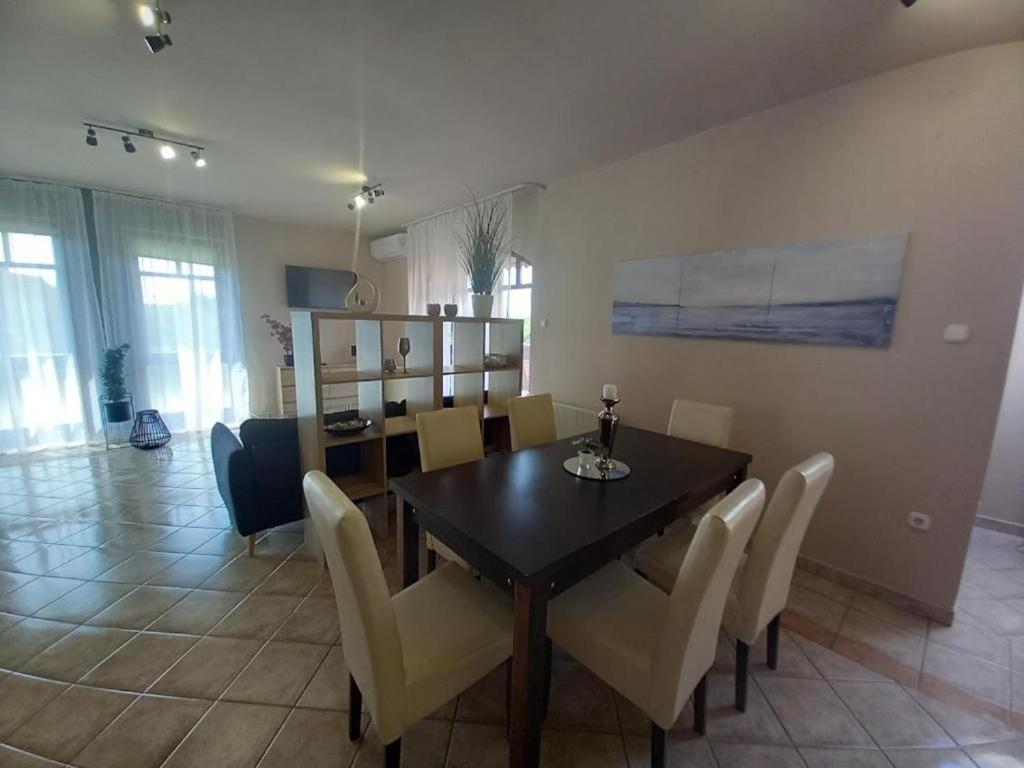 Lujza Apartman Goedoello Apartman Kültér fotó