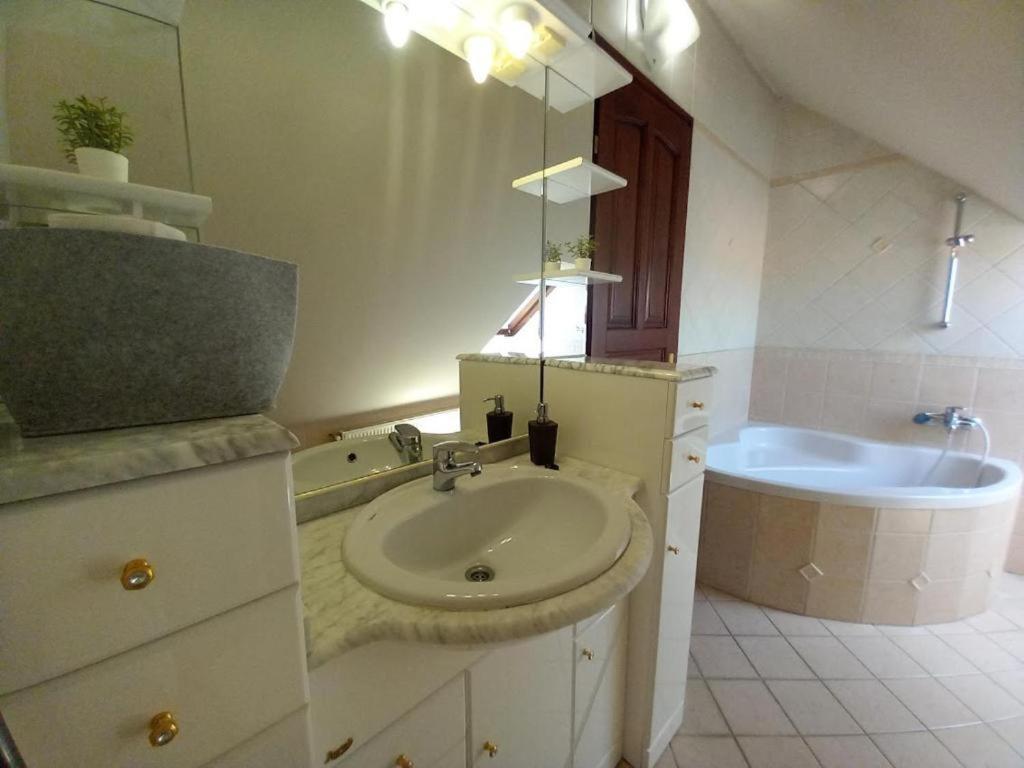 Lujza Apartman Goedoello Apartman Kültér fotó
