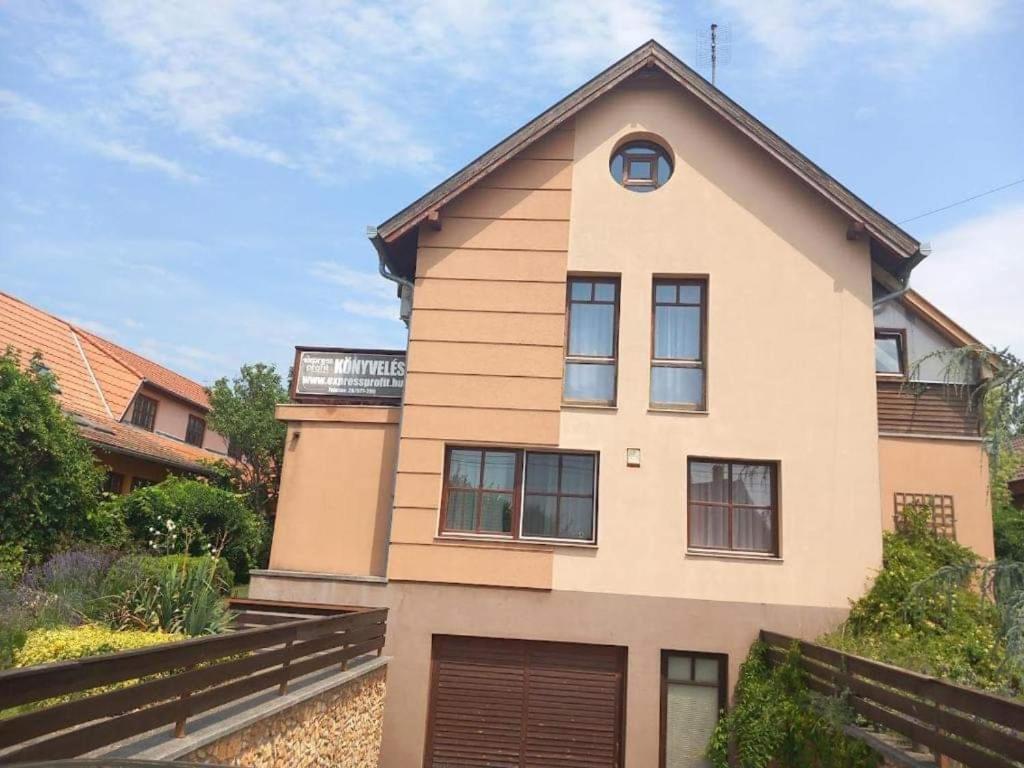Lujza Apartman Goedoello Apartman Kültér fotó