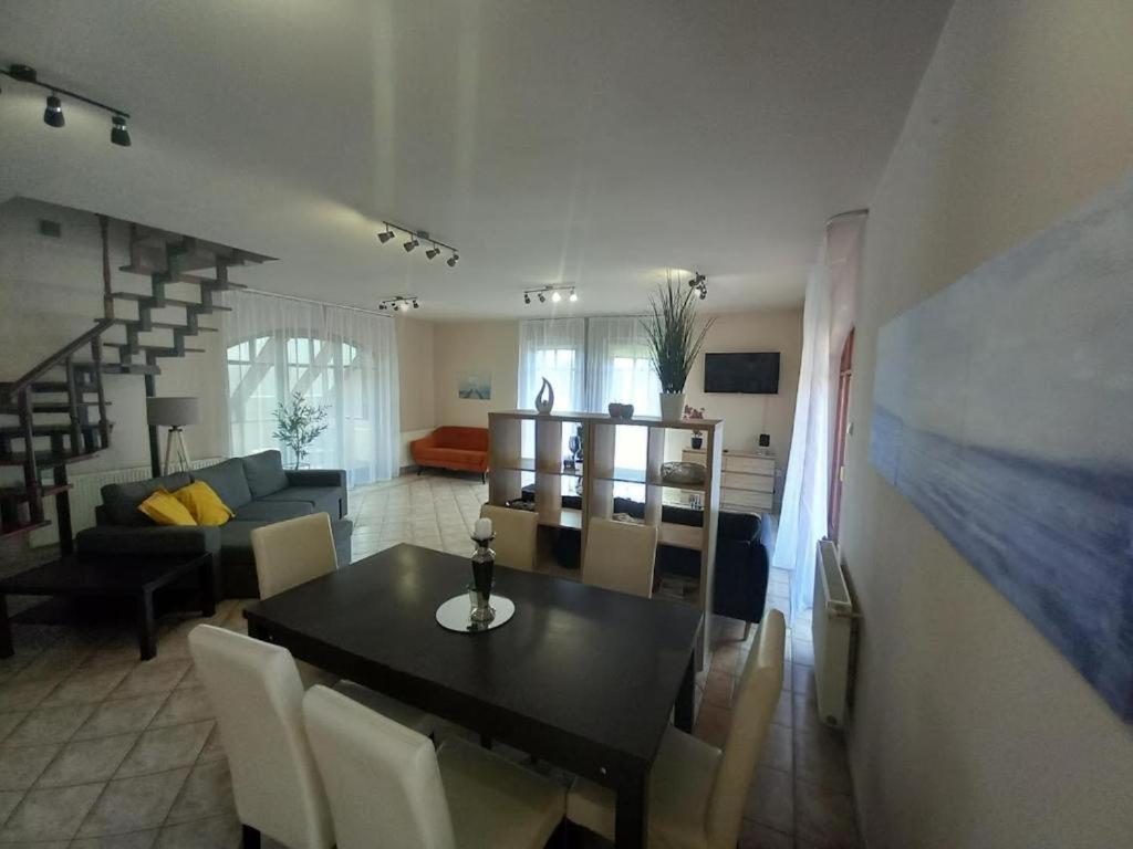Lujza Apartman Goedoello Apartman Kültér fotó